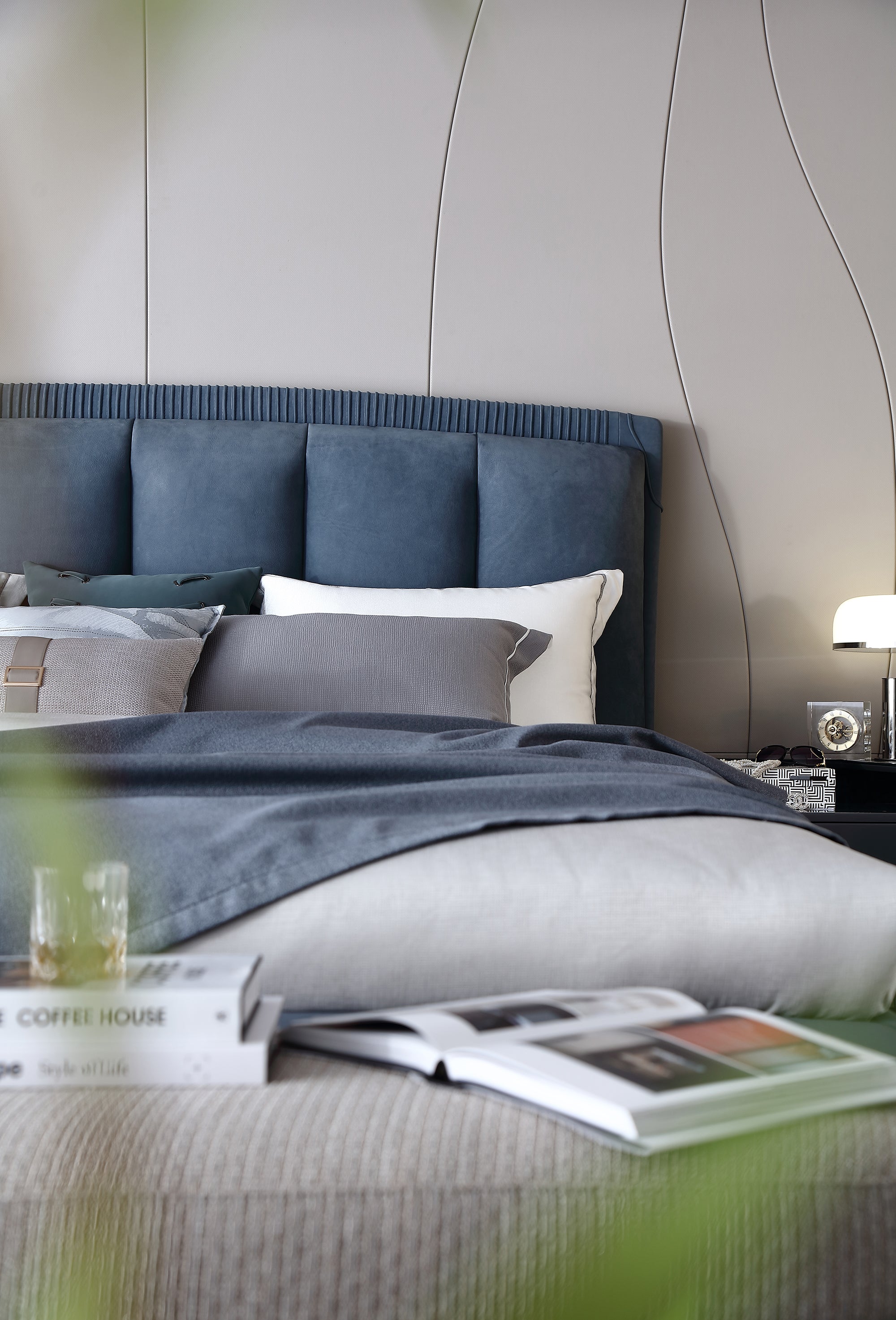 FFONCHI Nubuck Upholstered Bed