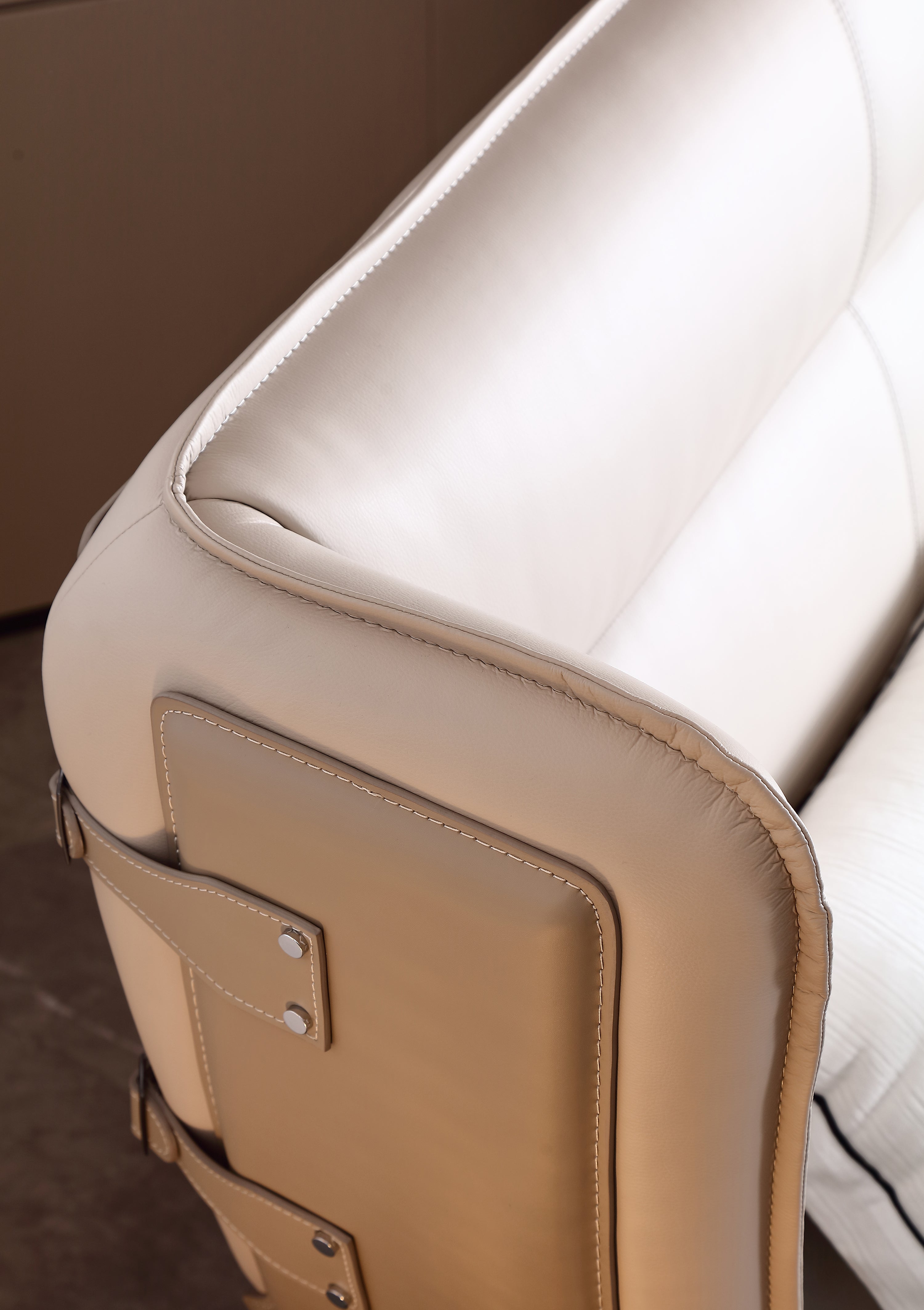 HOTTOP Shelter Leather Upholstered Bed